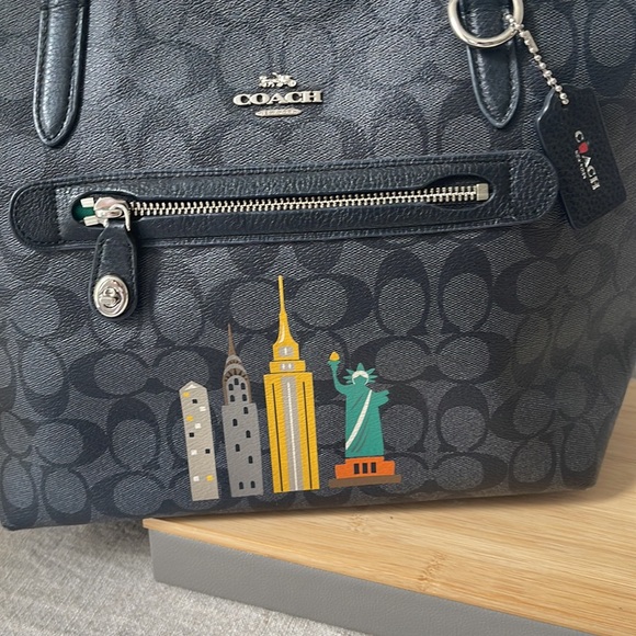 Coach rare nyc skyline - Picture 5 of 6